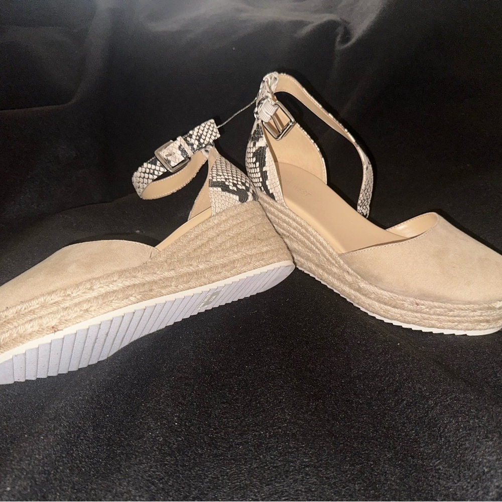 Beige/snake skin platform